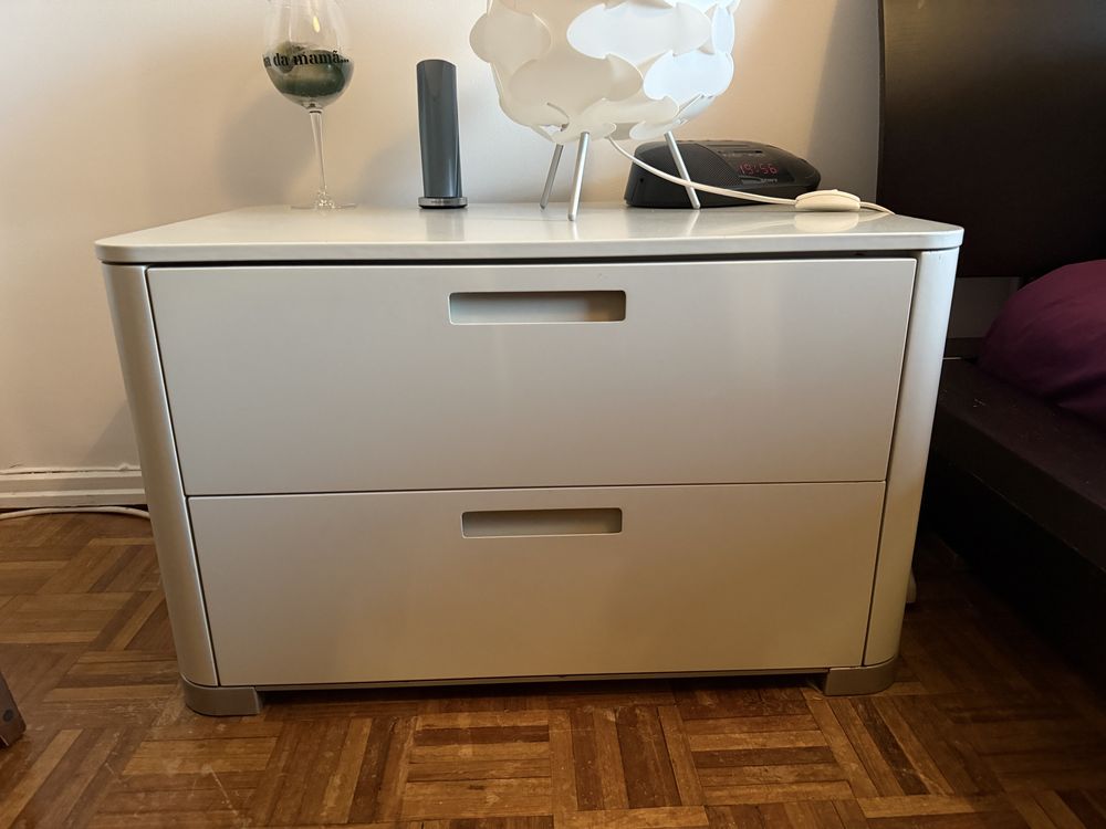 Mesa de cabeceira branca baixa