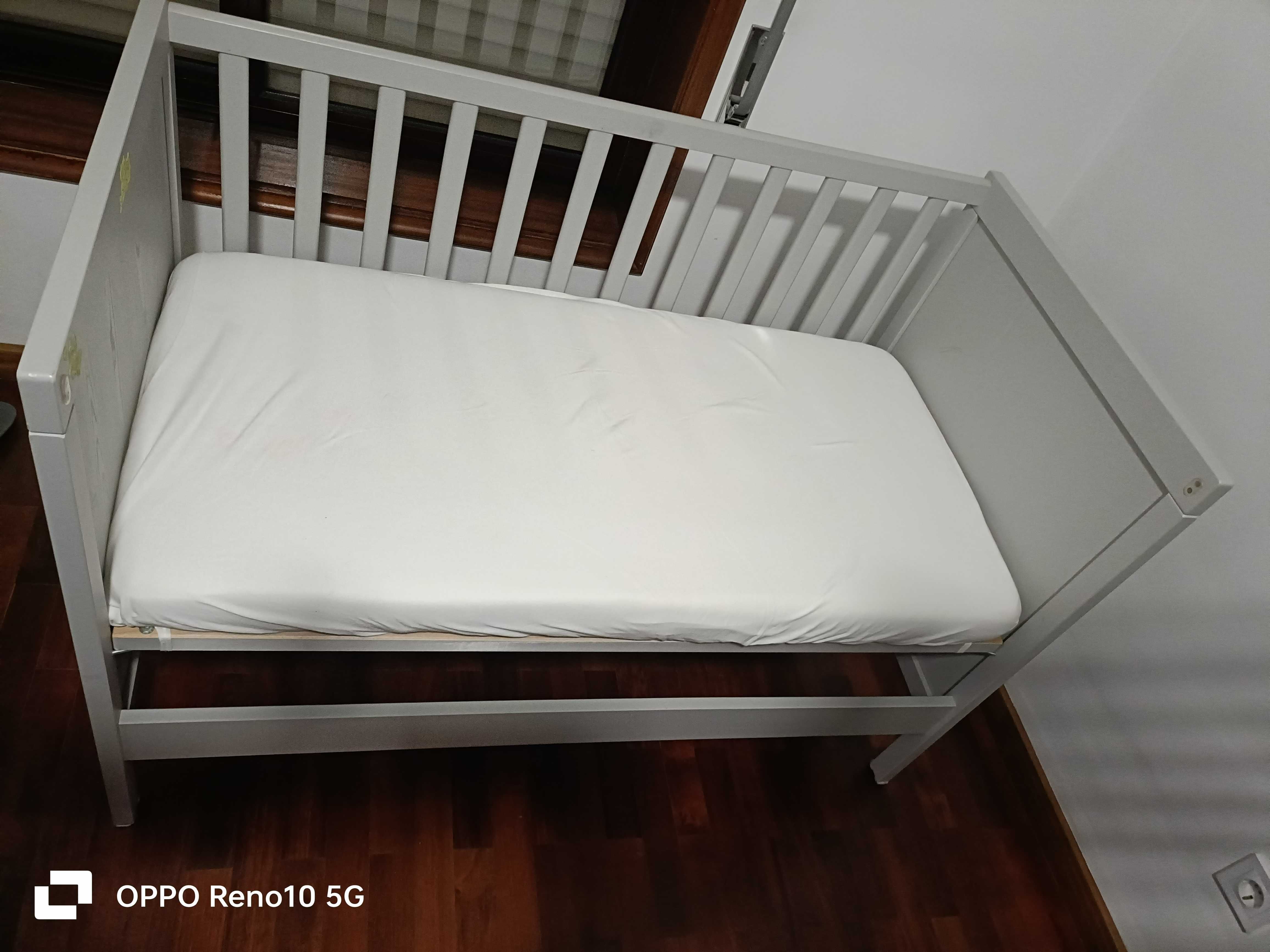 Berço IKEA SUNDVIK completo com colchão, protetor de colchão e lençol
