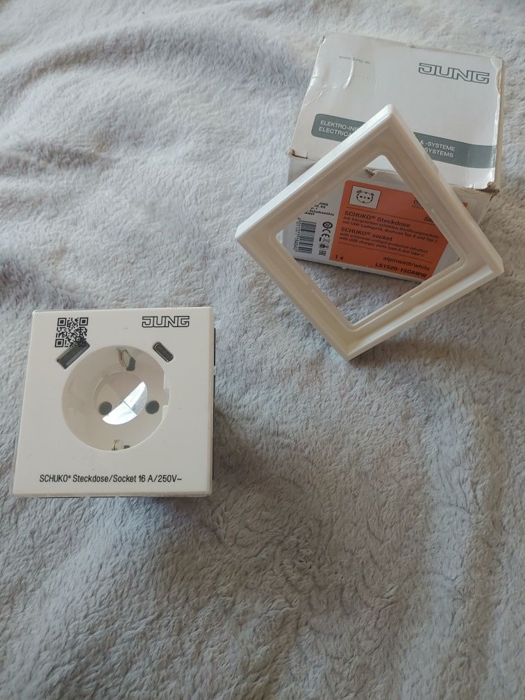 Розетка з з/к і USB тип A + USB тип C, JUNG LS1520-15CAWW білий