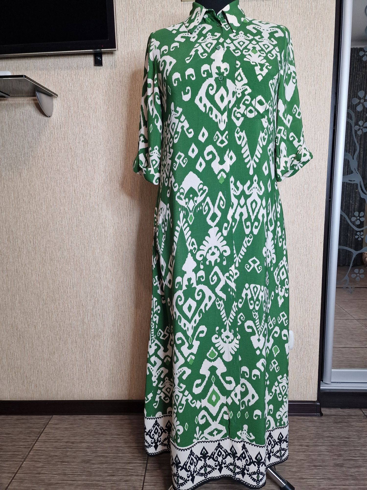 довге плаття на гудзиках с поясом Zara, оригінал
Стан ідеальний 
Розмі
