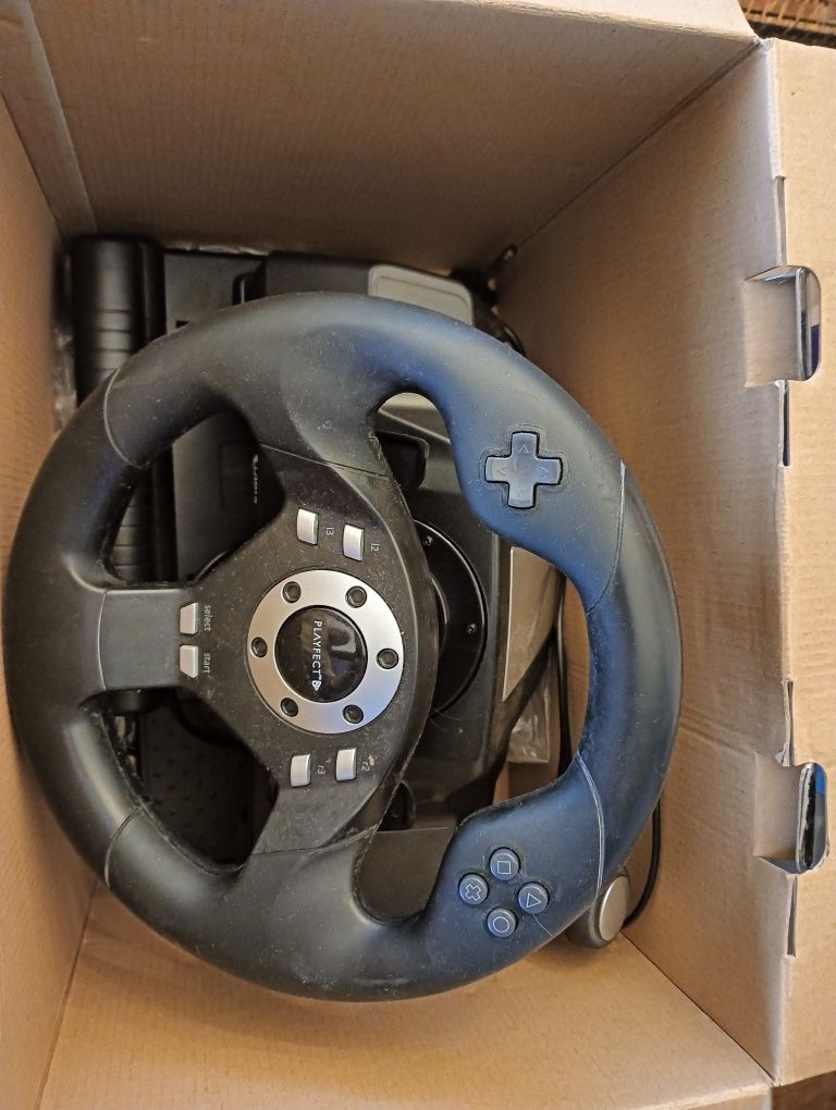 Volante com pedais para PC e PlayStation