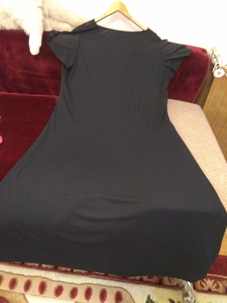 Плаття фіолетового і чорного кольорів.