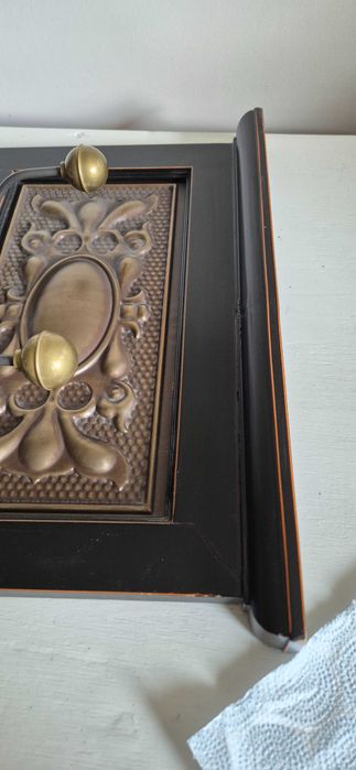 Stylizowany wieszak na ubrania