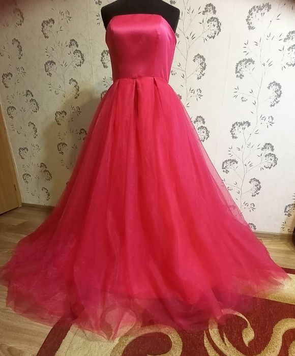 Дуже гарне вечірне плаття.