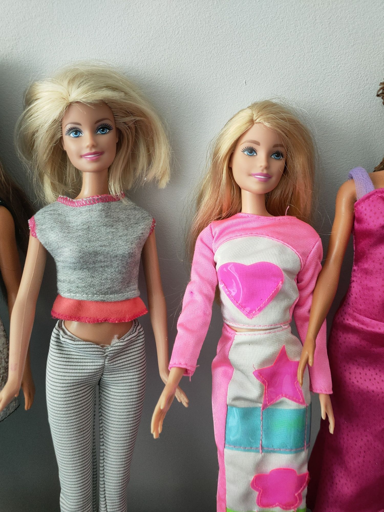 Zestaw lalek Barbie z akcesoriami.