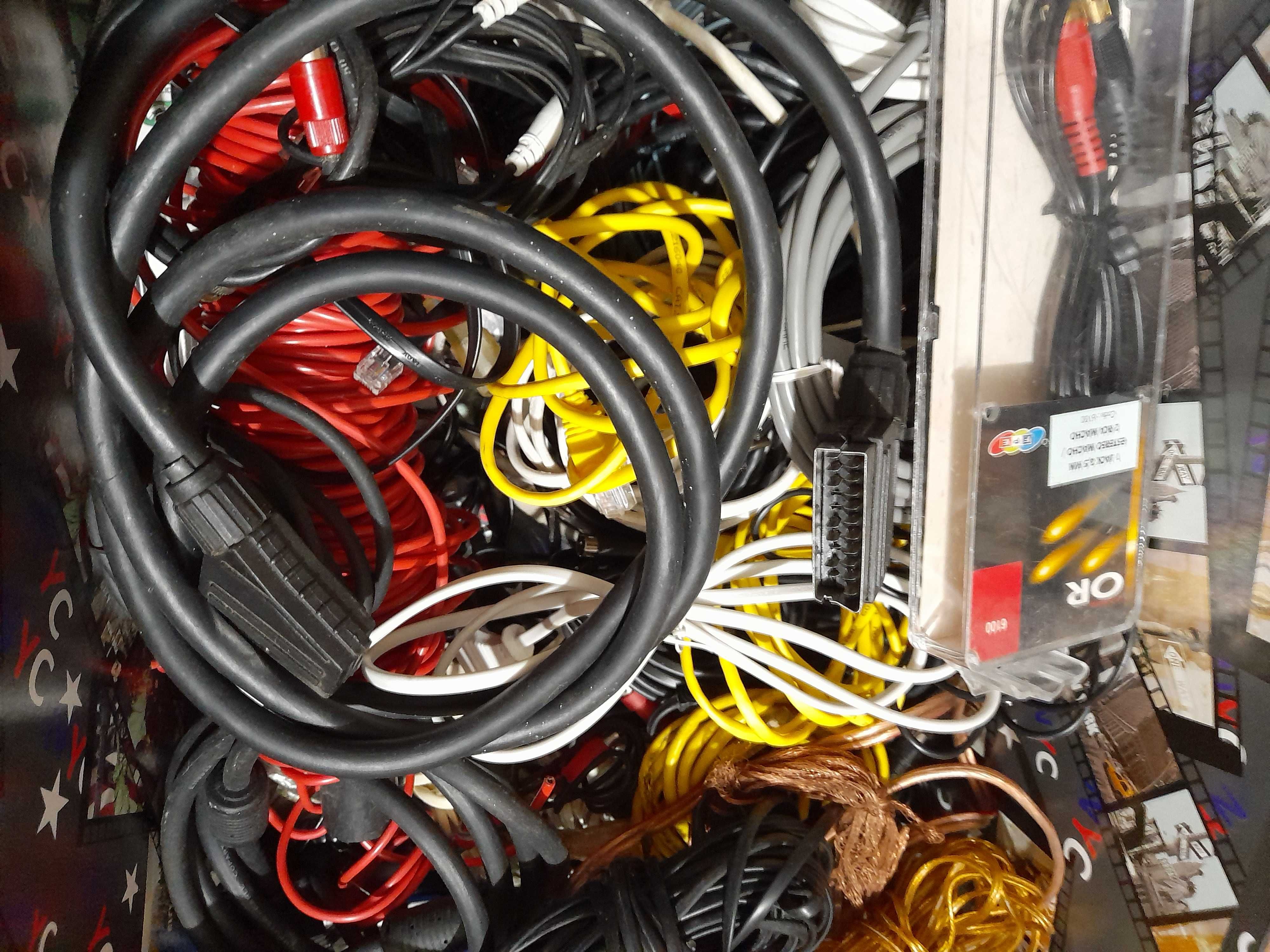 Fios elétricos, som, telefone ,cabos PC ,TV num total de 100
