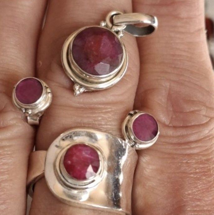 Komplet z rubinem naturalnym.