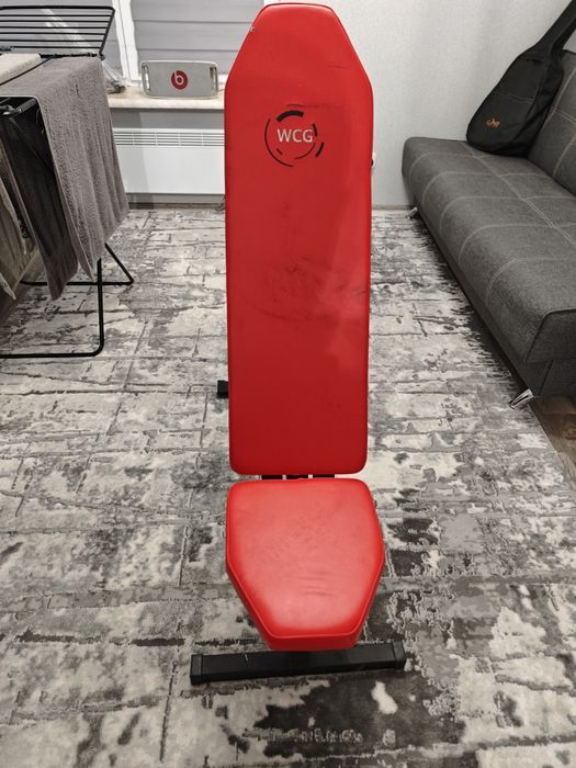 Скамья для жиму, кривий, маленький гриф штанги та гантеля з блінами .