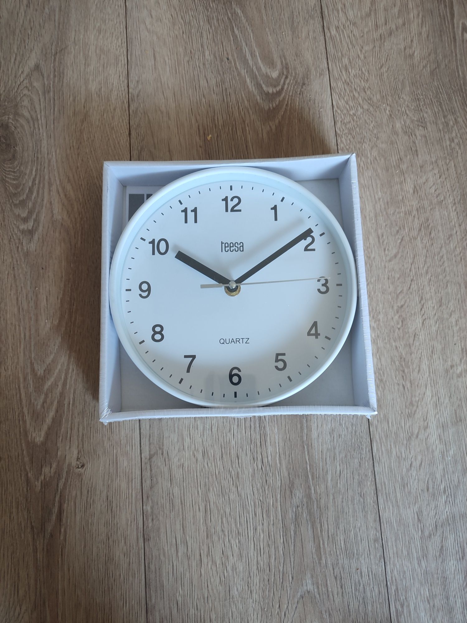 Nowy biały zegar ścienny