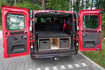 Zabudowa kemping Renault Trafic, Vivaro z krzesłami Isabella i stołem