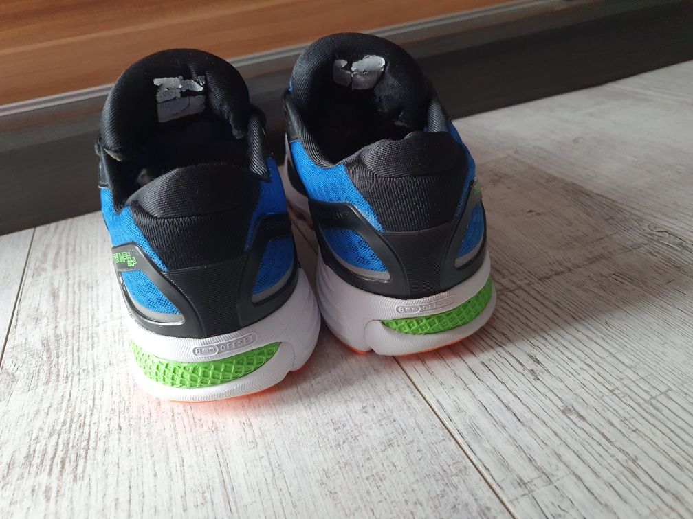 Sprzedam buty do biegania saucony r43