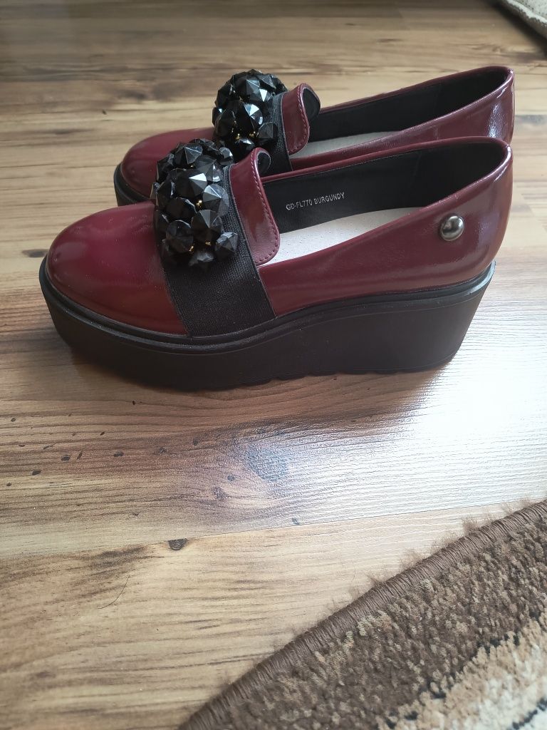 Buty na koturnie