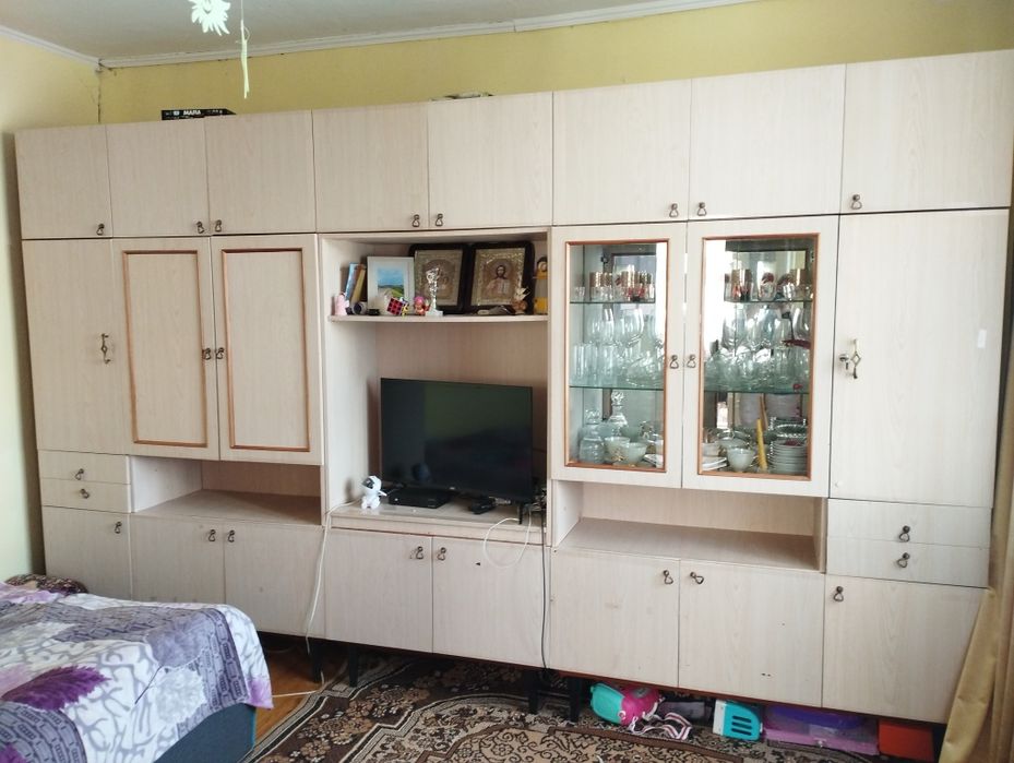 Продам дерев'яну стінку у вітальню