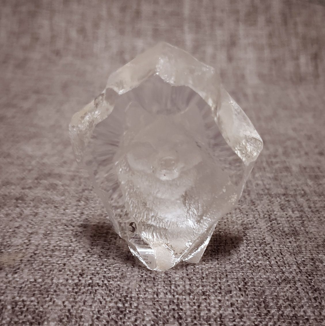 Dekoracyjny kryształ / przycisk do papieru zdobiony wizerunkiem wilka