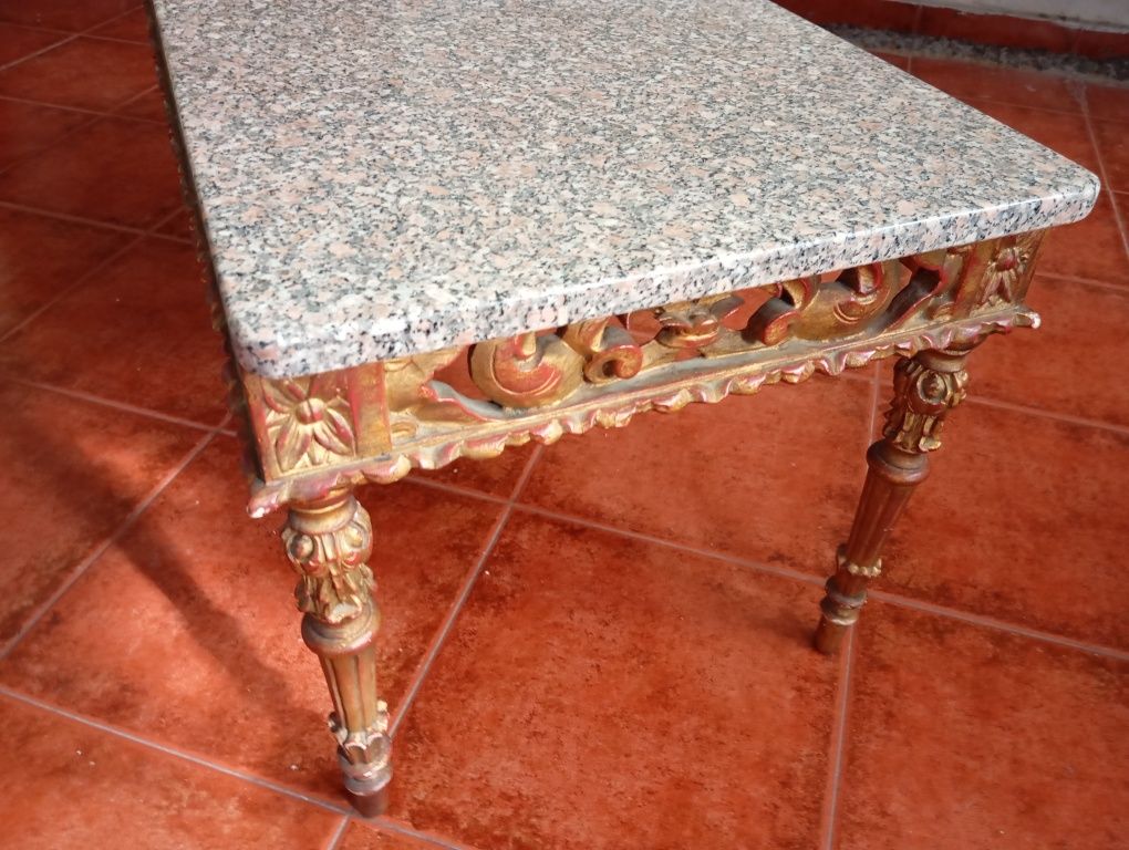 Mesa de apoio em madeira com tampo em granito