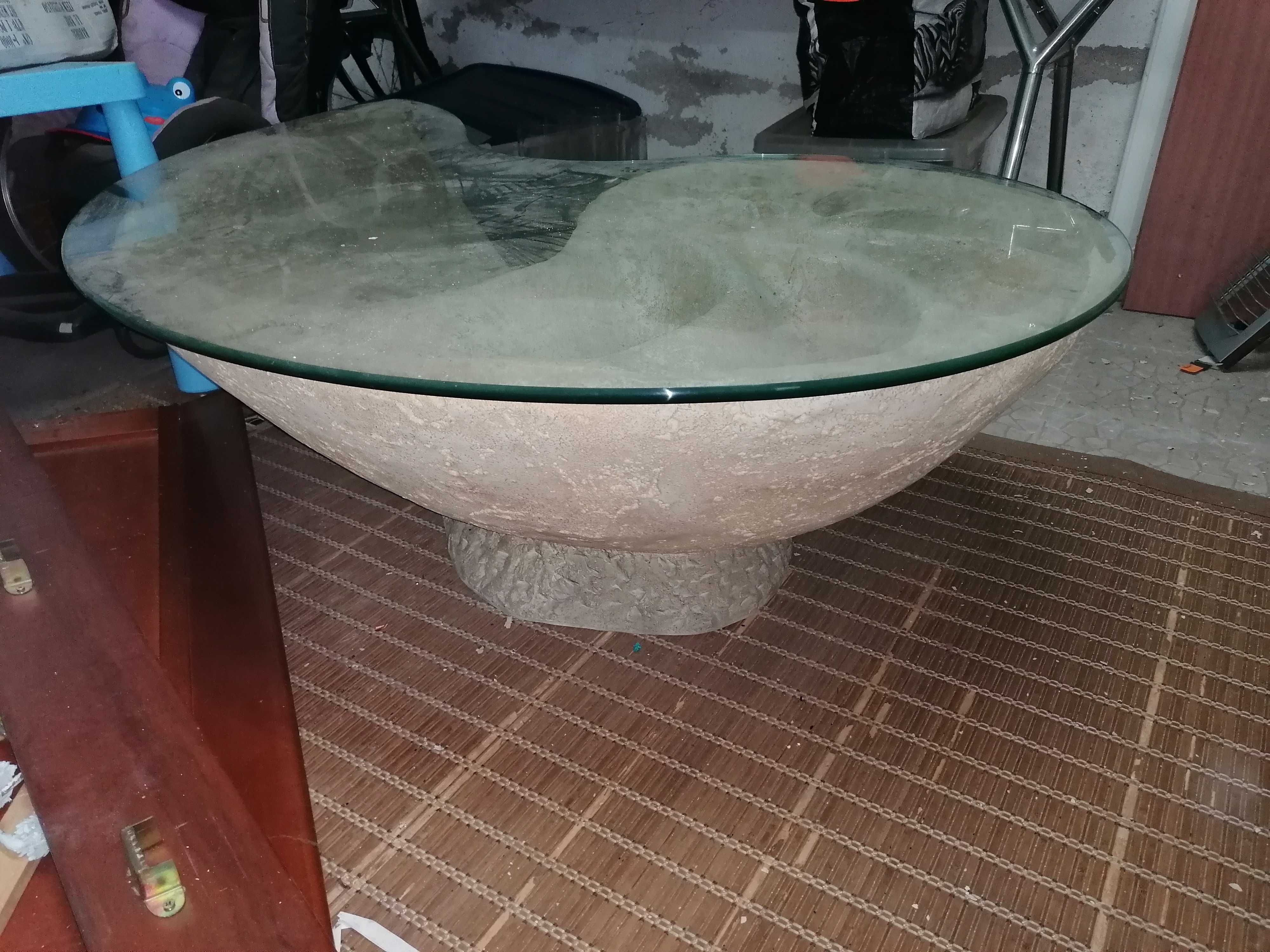 mesa de apoio em pedra e forma de concha