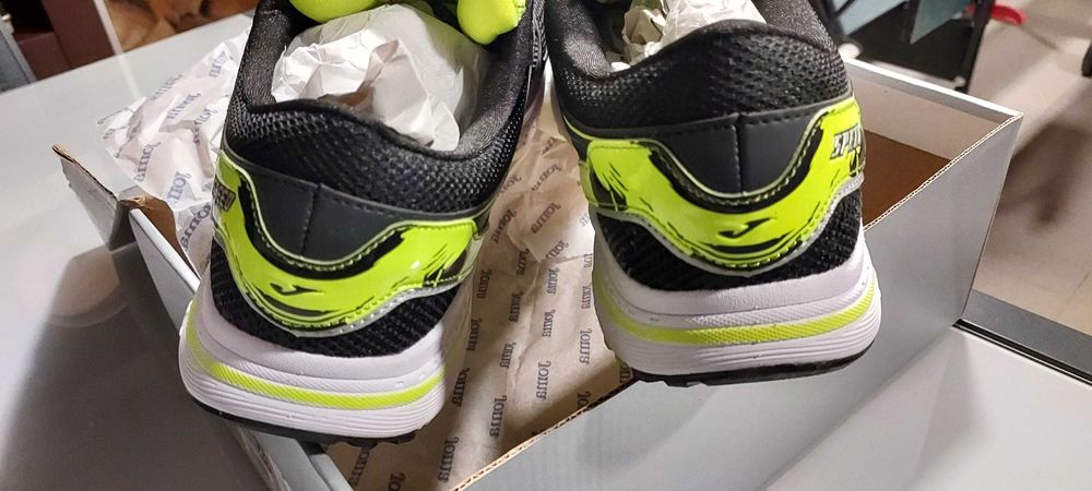 Sapatilhas Joma embaladas