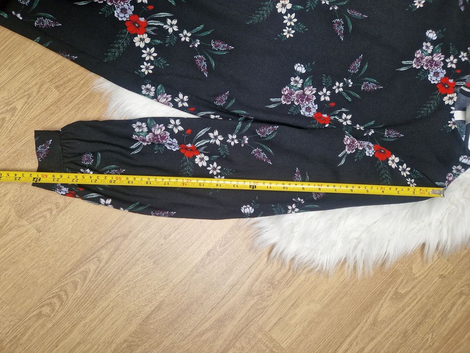 S H&M Czarna sukienka w kwiaty z długim rękawem