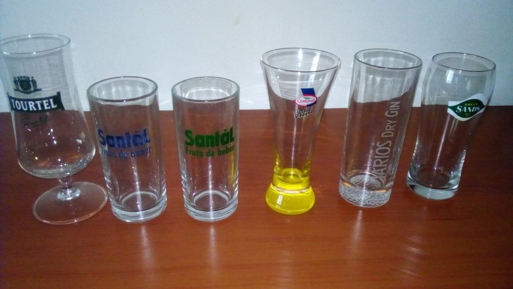 Vários copos com publicidade