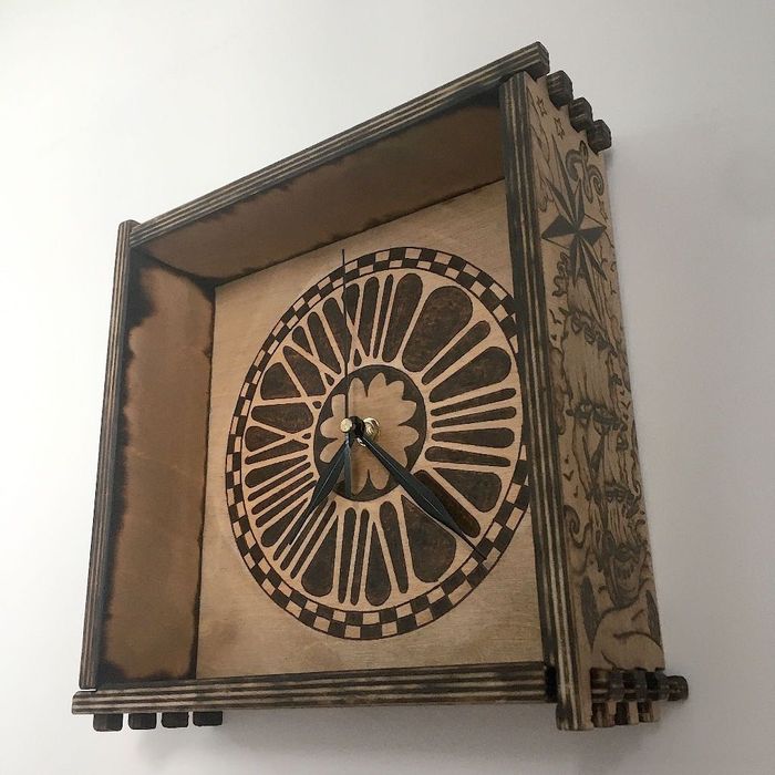 Drewniany zegar ścienny Tattoo - wypalony handmade