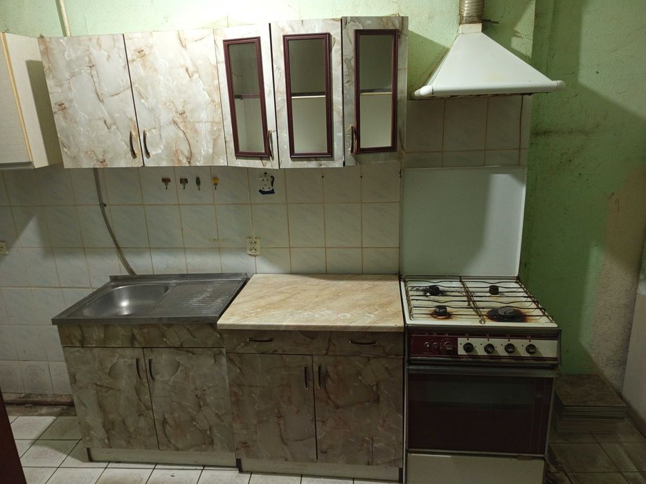 Кухня комплект (тумбочки, газова плита, витяжка.