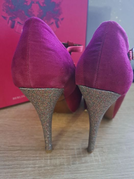 Szpilki sandały na koturnie