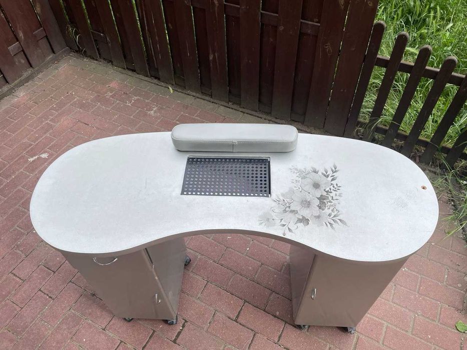 Stół do manicure z pochłaniaczem – używany, sprawny