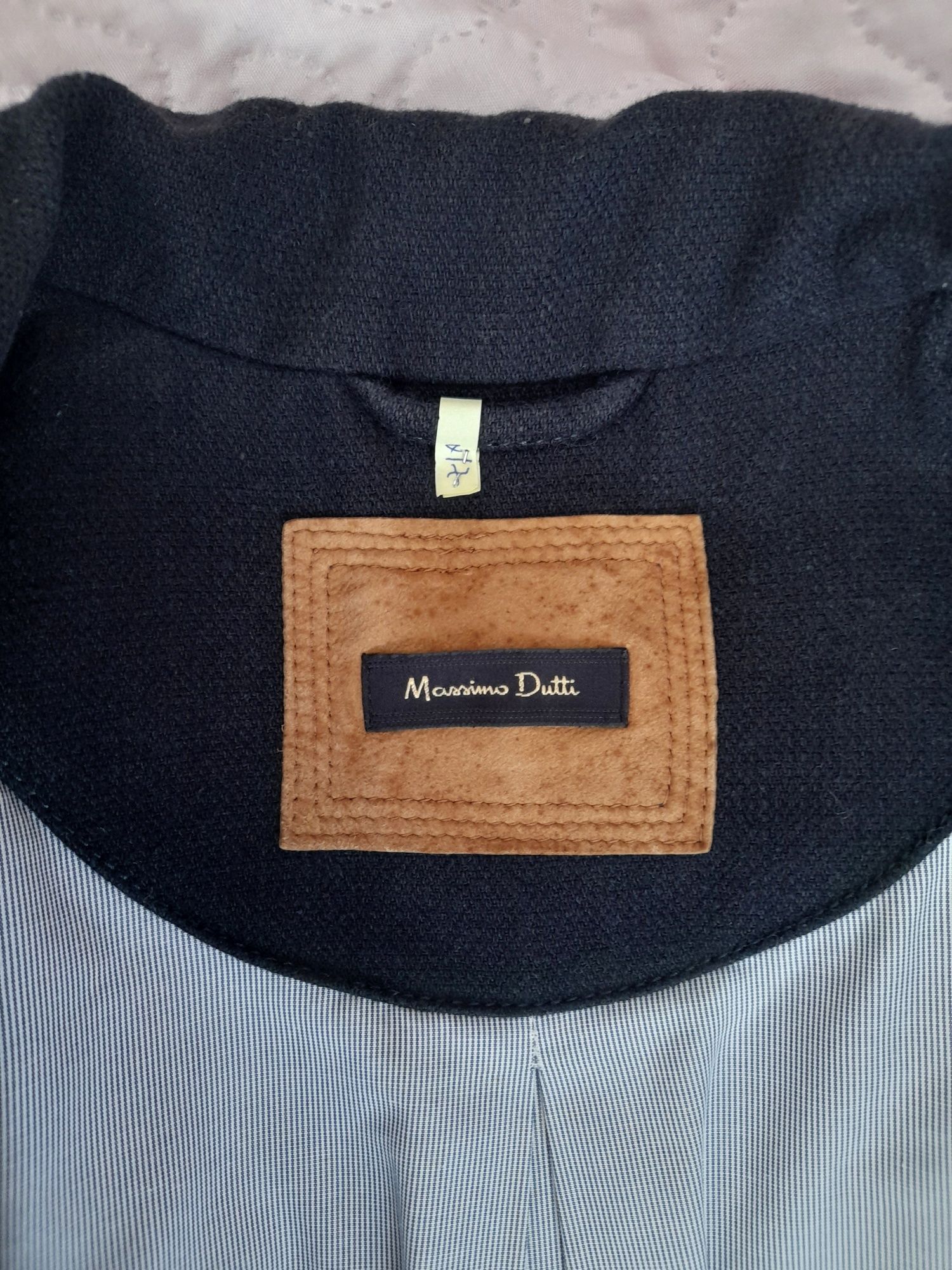 Parca Massimo Dutti preta, com alamares. Tamanho  M