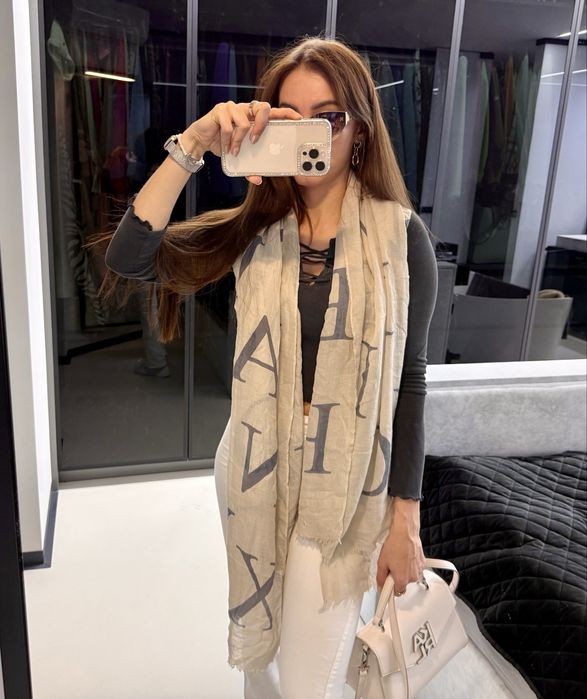 Chusta szal w literki beżowa 180 cm x 100 cm