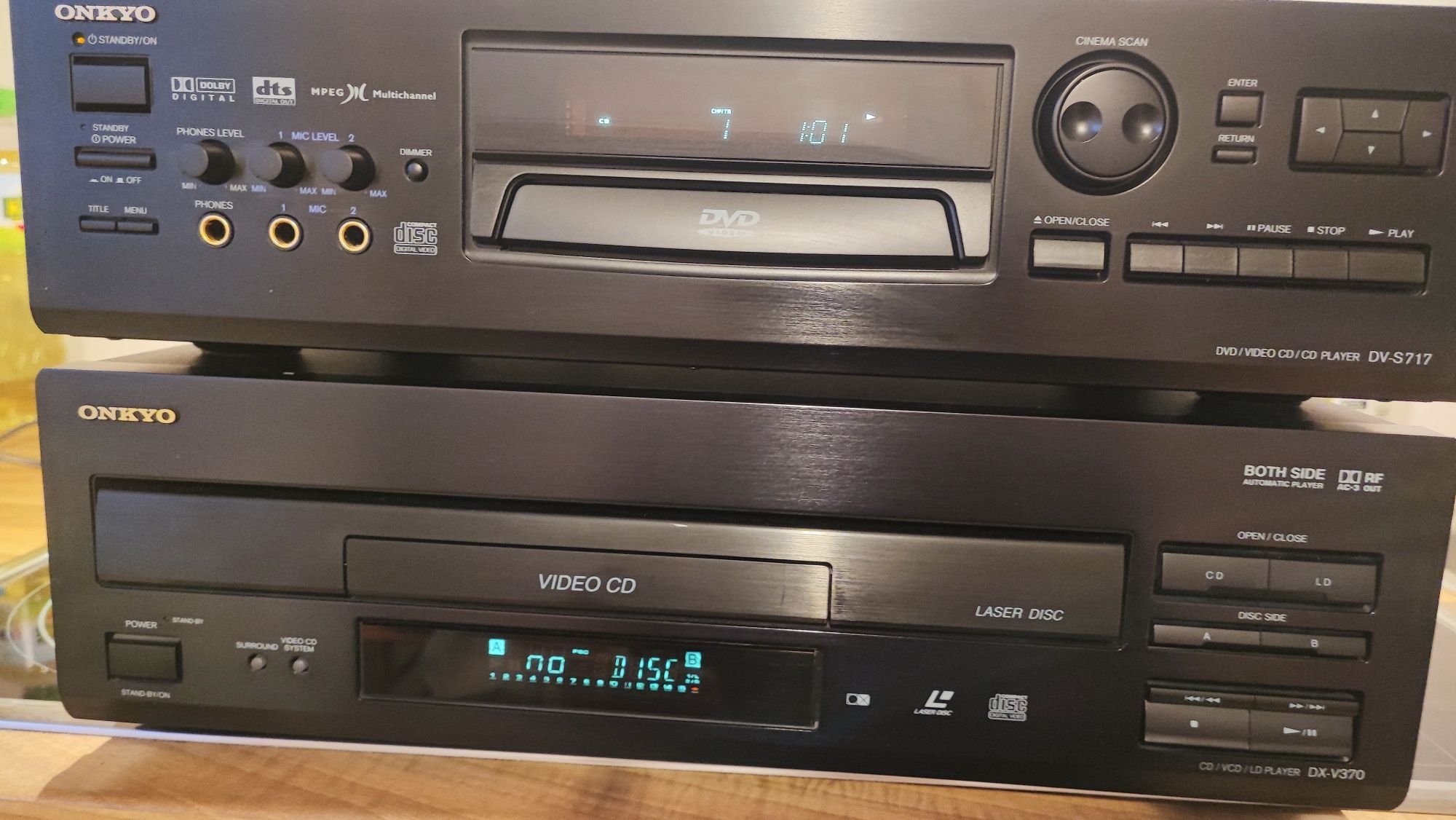 Onkyo DX-V370 i Onkyo DV-S717