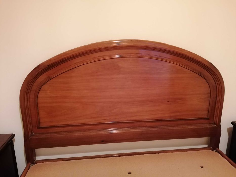 Cama de casal e 2 mesas cabeceira de madeira maciça raiz de nogueira