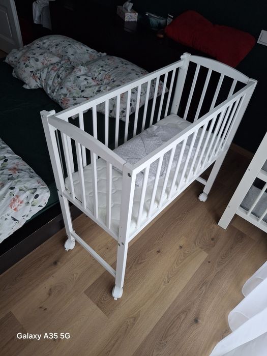 Dostawka drewniana na kółkach.