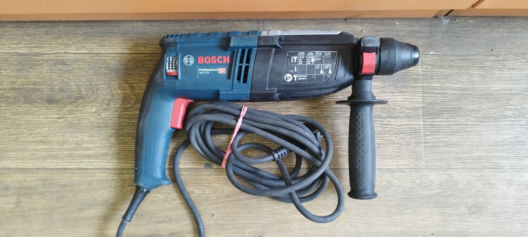 Продам перфоратор Bosch GBH 2-28