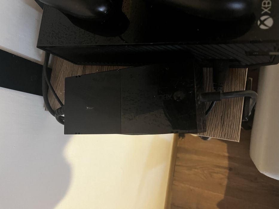 Xbox one 500 gb + 2 pady + pelne okablowanie