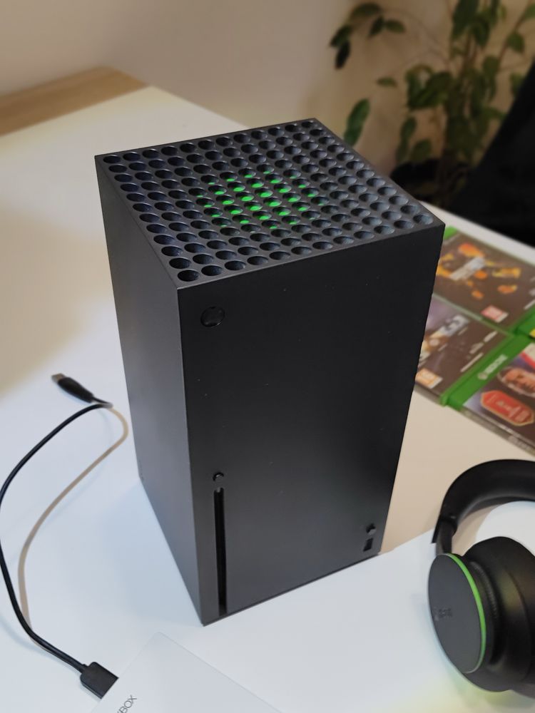 Xbox series X ze słuchawkami, dyskiem i drugim padem