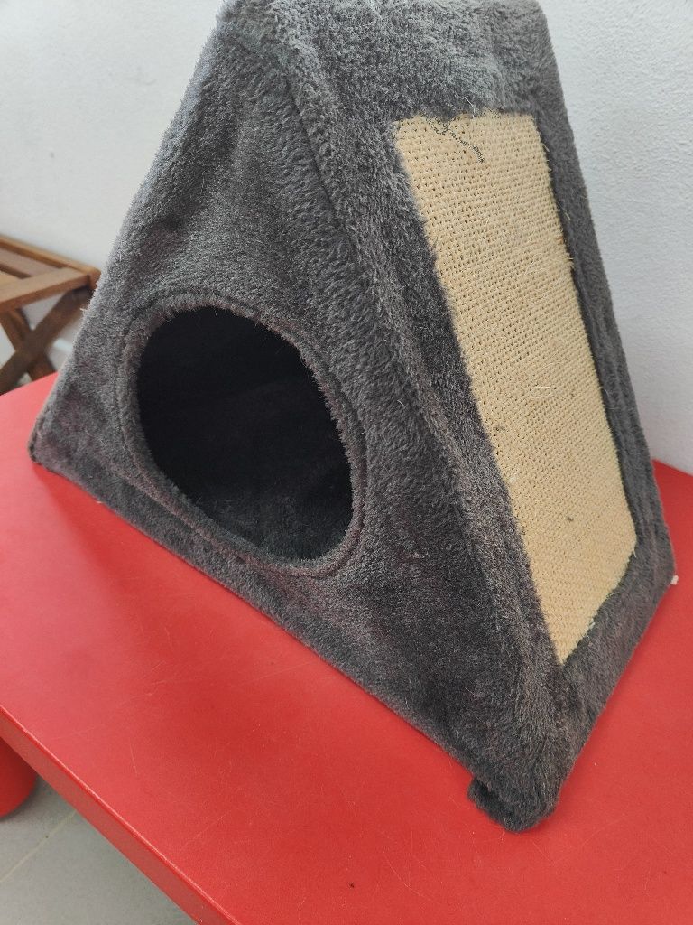 Arranhador e casinha para gato. Como novo.