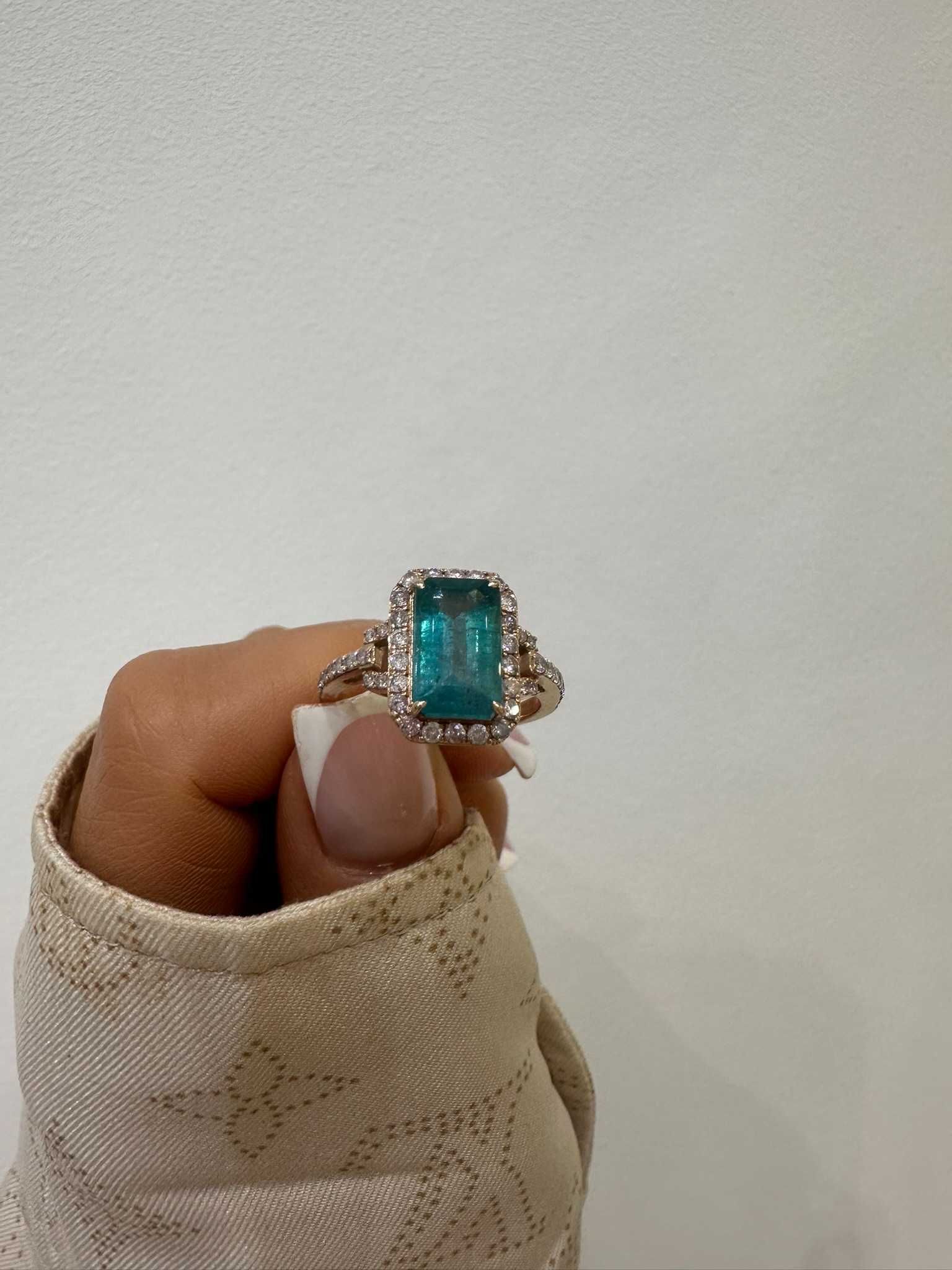 Pierścionek z szmaragdem 2.38 CT i diamentami naturalnymi 0.56 CT IGI