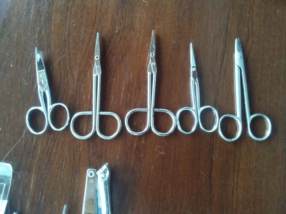 Tesouras, alicates, corta unhas e kit de manicure.