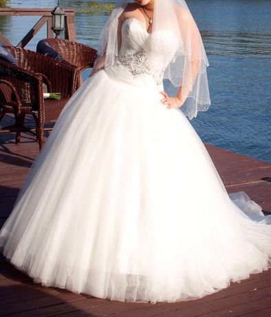 Свадебное белое платье со шлейфом
