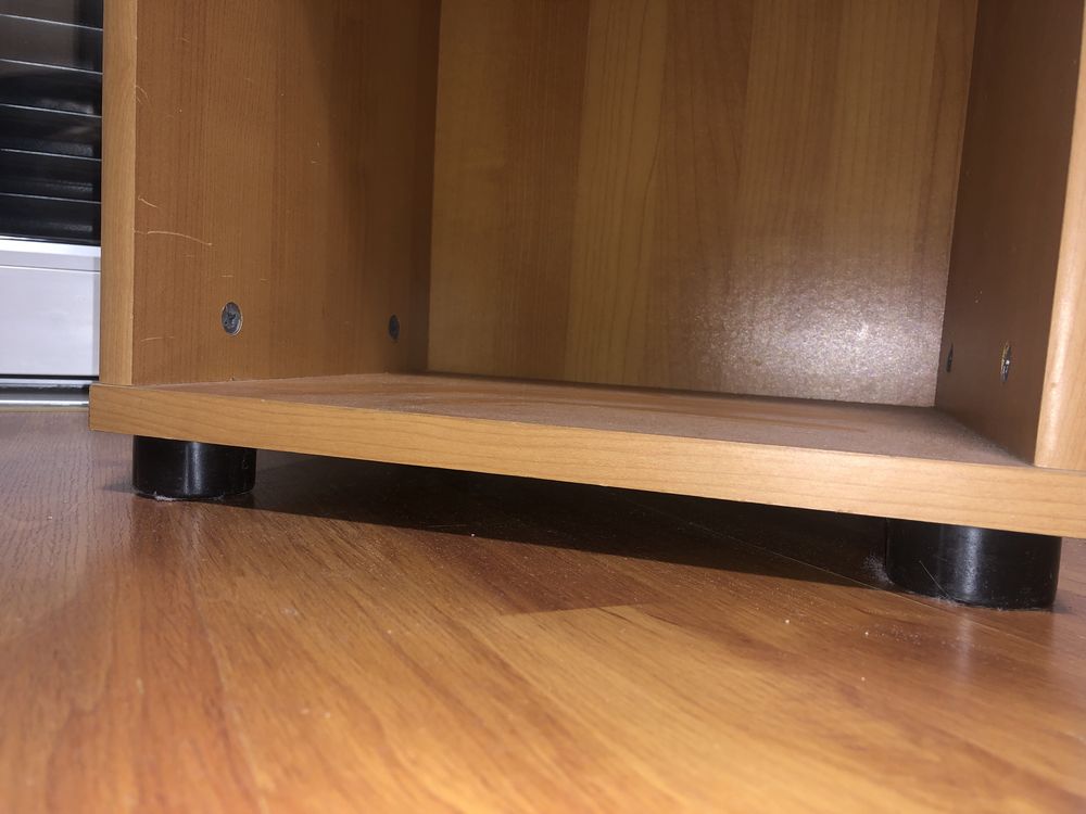 Narożna szafka pod telewizor lub biblioteczka