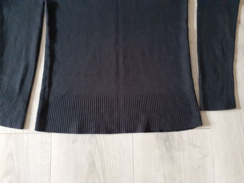 Sweter damski czarny w szpic