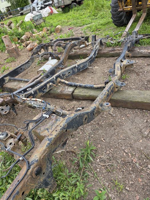 Nissan Patrol Y 60 tył ramy