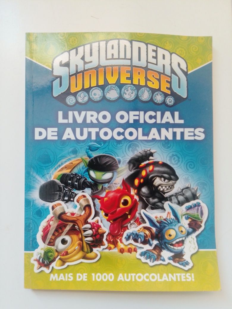 Invizimals imans e tabuleiro, livro Skylanders e Abatons.