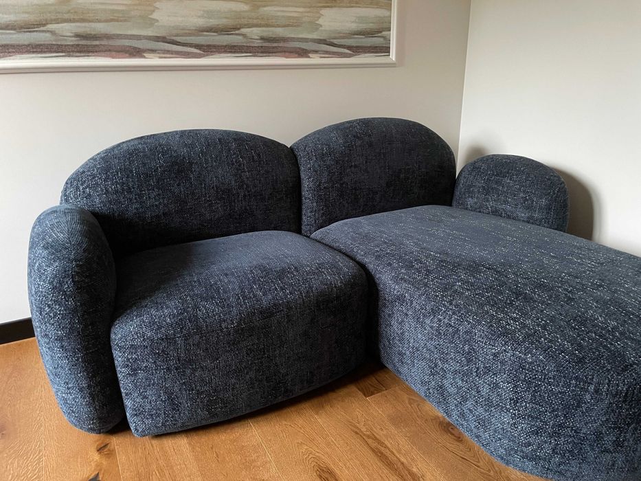 Granatowa sofa marki Micadoni
