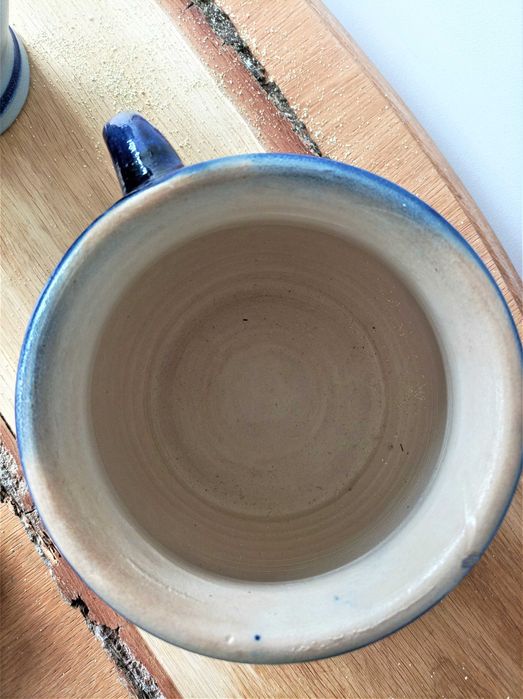 Zestaw glinianych naczyń, kamionka i wazon. Ozdobne dzbanki. Dzban.