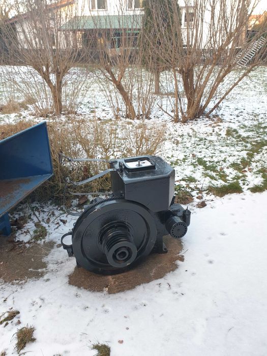 Rębak bębnowy z silnikiem diesla ES16 na przyczepce