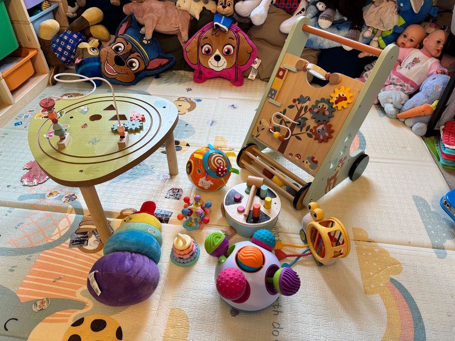Chodzik, stolik edukacyjny i zabawki