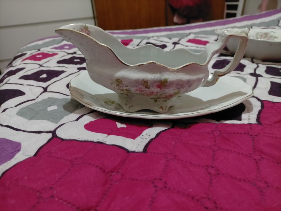 Serviço pintado há mao com contorno em ouro , com 120anos