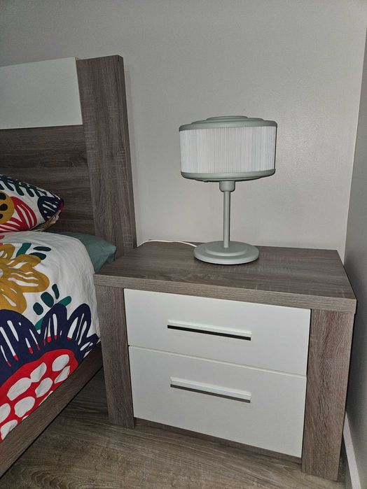 Cama de casal com 2 mesas de cabeceira