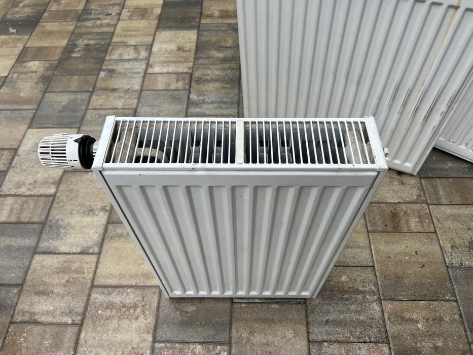 4 grzejniki panelowe z termostatami – używane